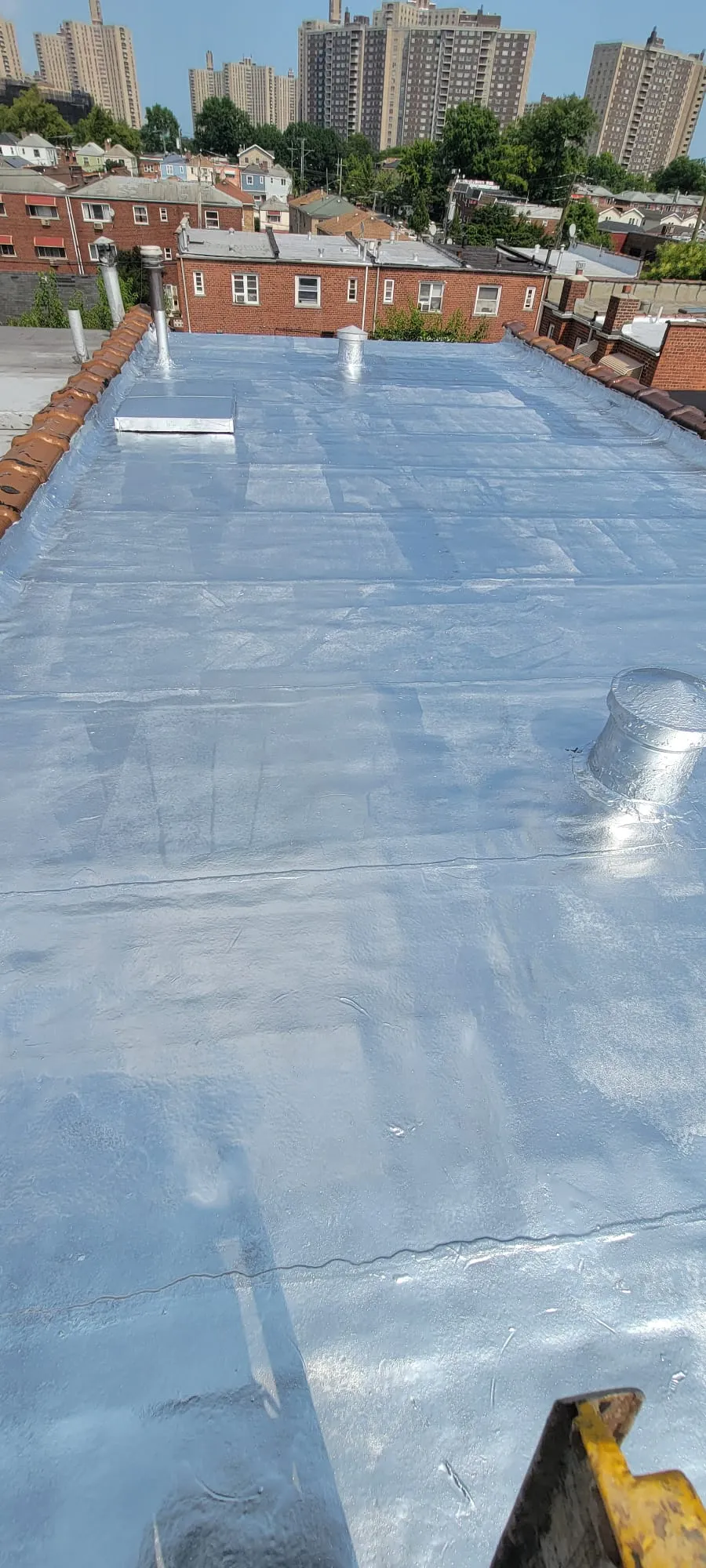 Flat roof coated with aluminum reflective paint